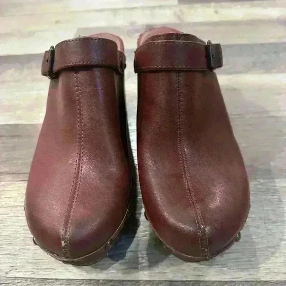 TRUE CRAFT Blair Heeled Clog Size 6 1/2 Brown Accent Buckle Strap Brass Studs - Picture 3 of 4